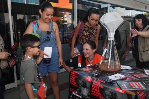 Passageiros do VLT participam de ação no combate à dengue