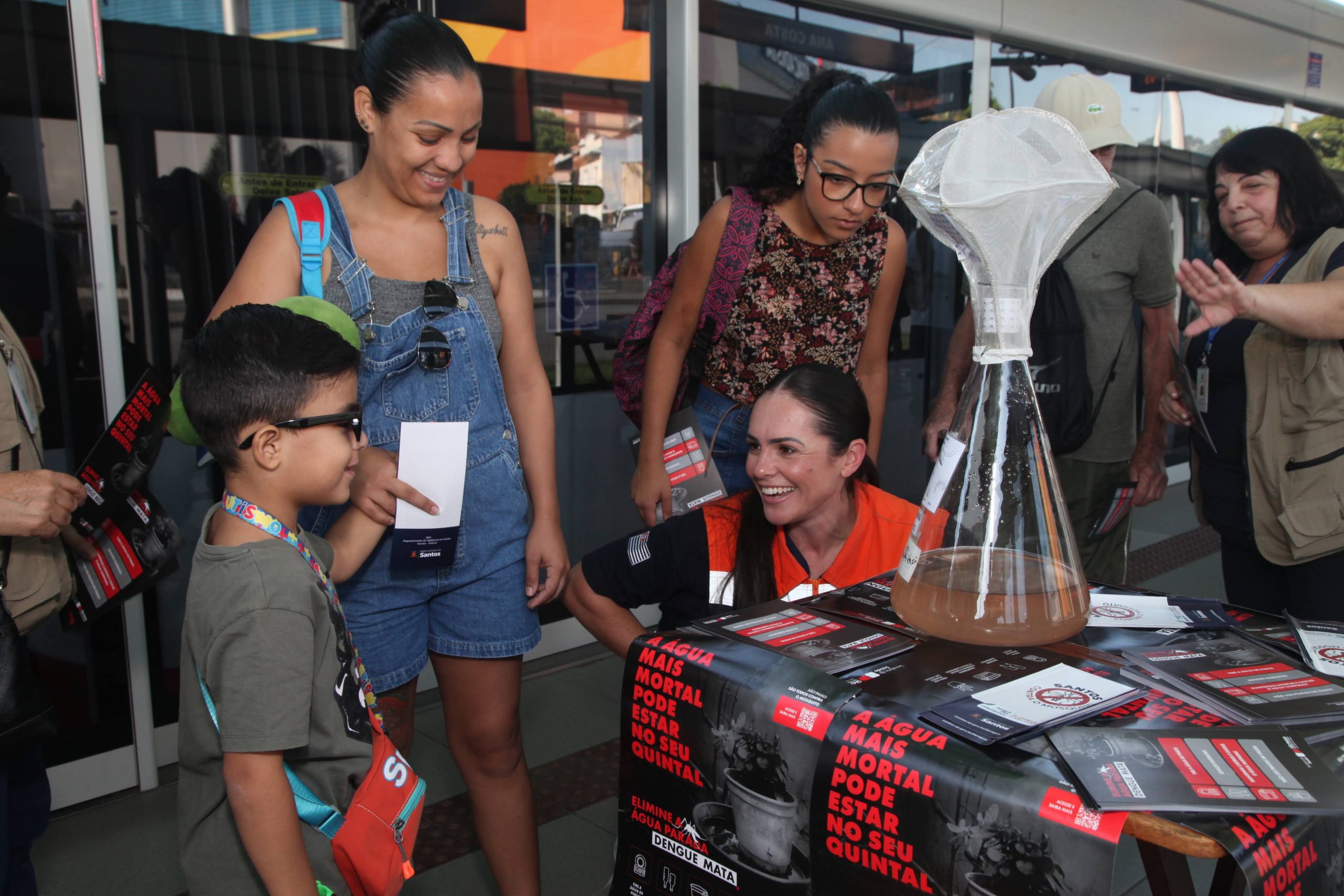 Passageiros do VLT participam de ação no combate à dengue | Jornal da Orla