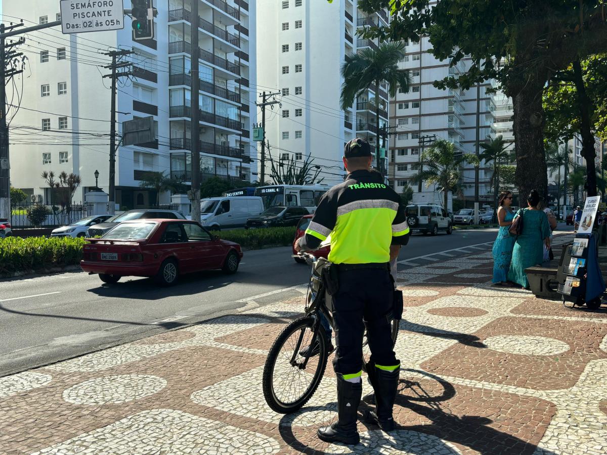 Ação educativa orienta pedestres e ciclistas em Santos