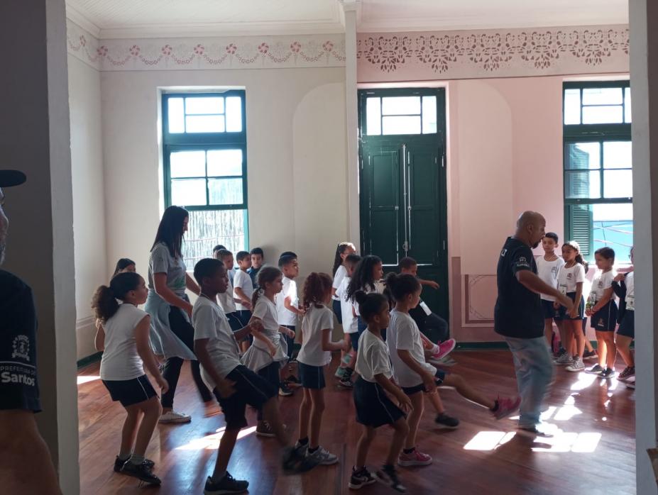Escolas municipais de Santos participam de dança breaking no Outeiro