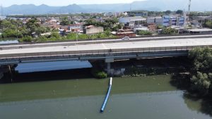 Barreiras flutuantes combatem lixo no estuário