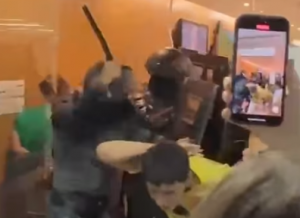 Policiais agridem estudantes durante votação de escolas cívico-militares
