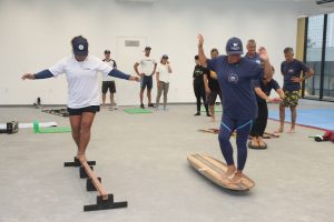 Projeto de surf abre vagas para jovens longboarders