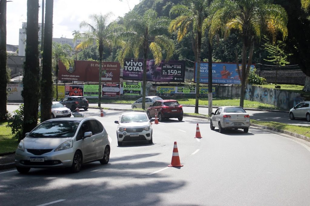 Faixa reversível é reativada na entrada de Santos