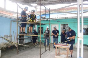 Vila criativa oferece cursos de pedreiro e limpador de pescados