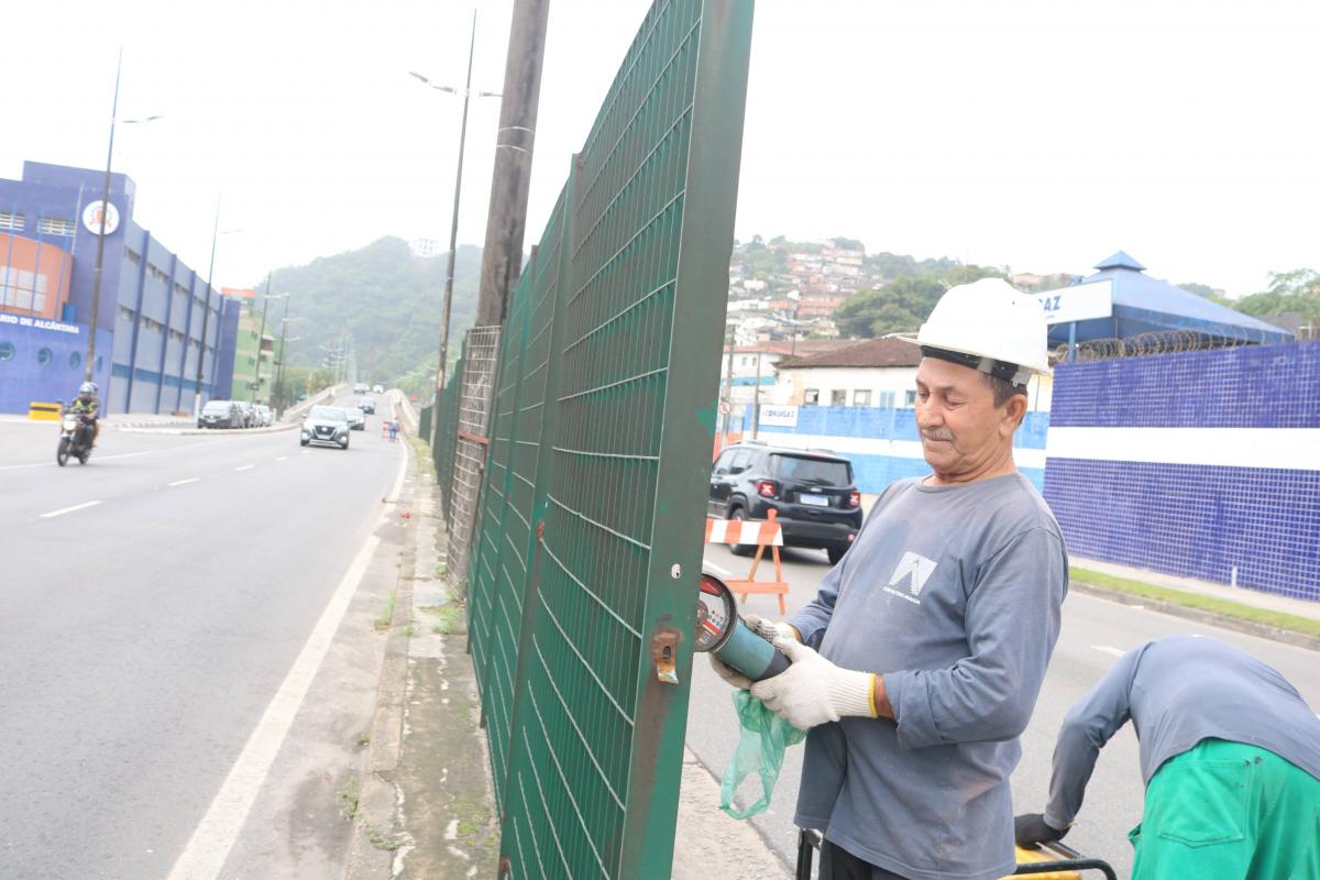 Adequação em gradis vai garantir mais segurança em Elevado no Centro de Santos