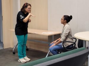 Colaboradores da saúde em Santos se preparam para atendimento em Libras