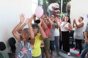 Idosos participam de brincadeiras em policlínica