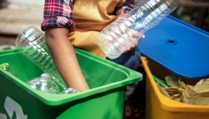 Dia Mundial do Meio Ambiente: projeto troca materiais recicláveis por massagens