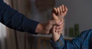Nova lei garante prioridade em cirurgia para vitimas de violência doméstica
