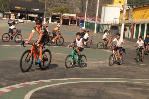 Atletas de ciclismo inspiram alunos da rede municipal de Santos