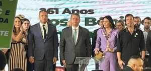 Ao lado do prefeito, governador faz uma série de anúncios para Santos
