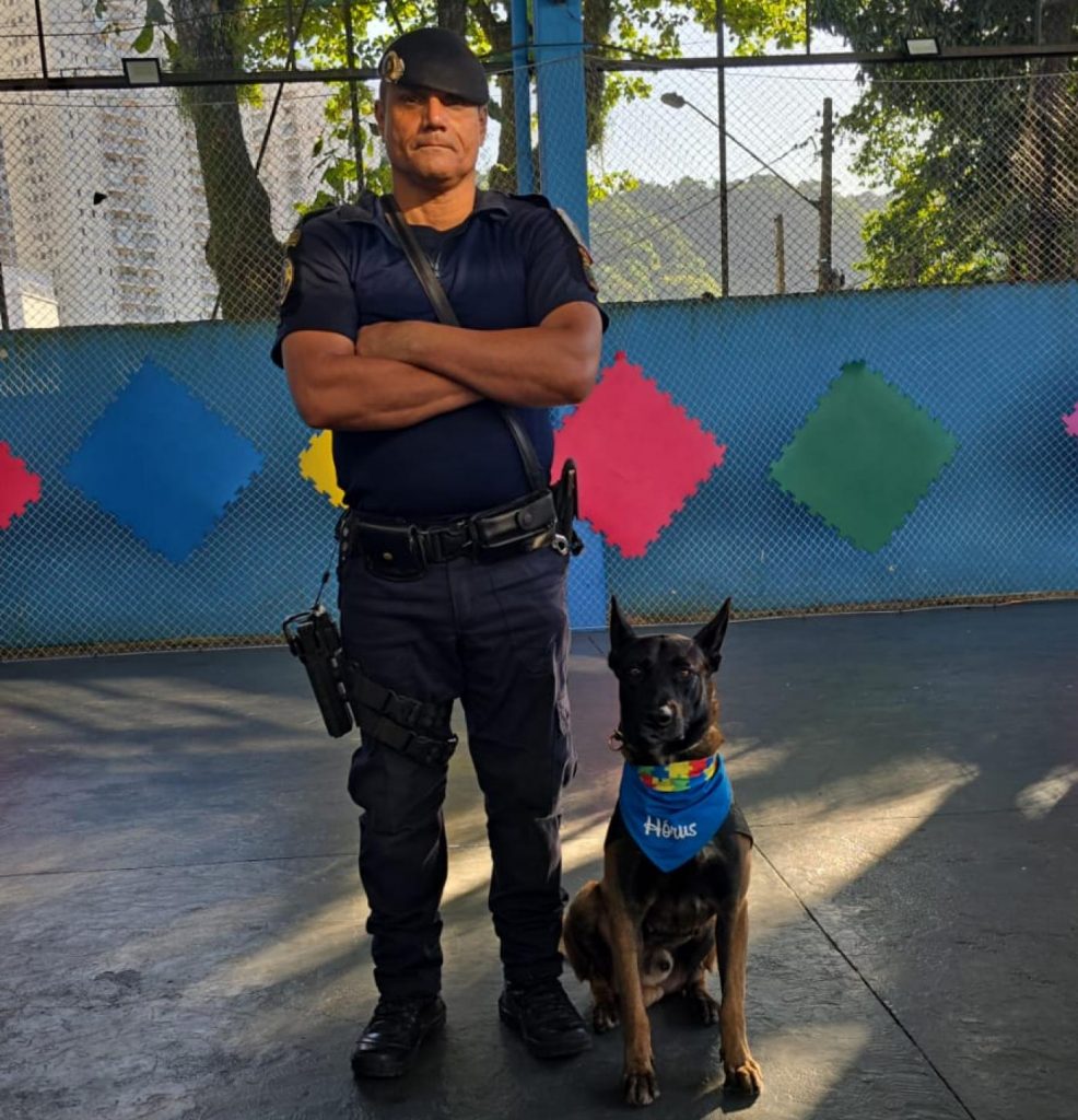 Pacientes de terapia com cães da Clínica-Escola do Autista de Santos demonstram avanços no tratamento
