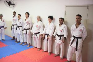 Escola municipal de caratê de Santos forma primeiros faixas pretas