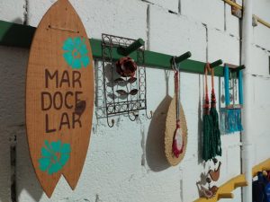 Artesãs transformam materiais reciclados e ajudam creche de Santos