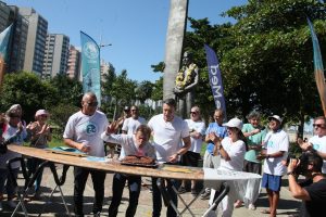 Surfistas comemoram 33 anos da Escola Radical de Santos