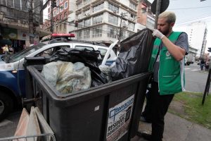 Contentores reduzem acidentes e otimizam coleta de lixo em Santos