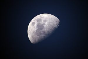 Cortar o cabelo nas fases da lua: mitos, verdades e benefícios