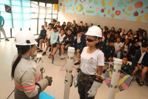 Estudantes de Santos aprendem a usar pipa com segurança