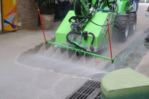 Varredeiras mecânicas são utilizadas para ampliar limpeza em Santos