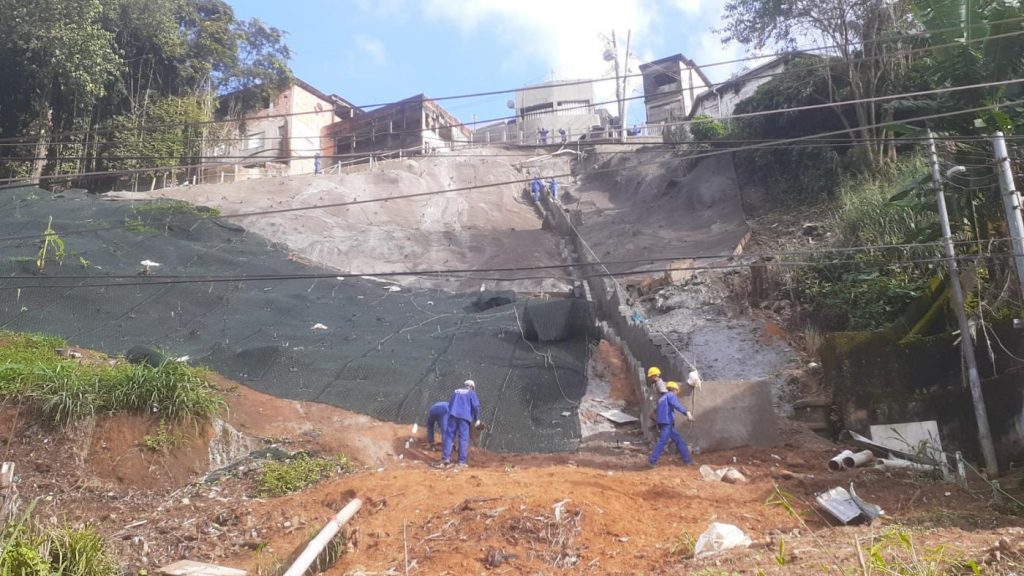 Termina a reconstrução de encosta em mais um morro de Santos