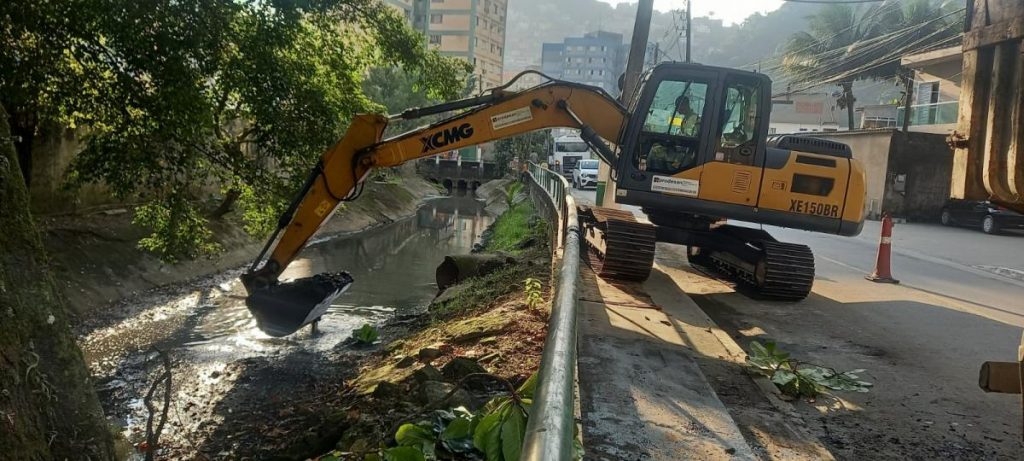 Limpeza dos canais do Saboó remove 600 toneladas de resíduos