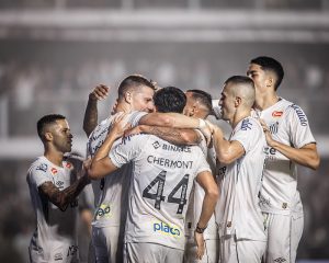 Santos faz 4 no Coritiba e mantém sequência invicta