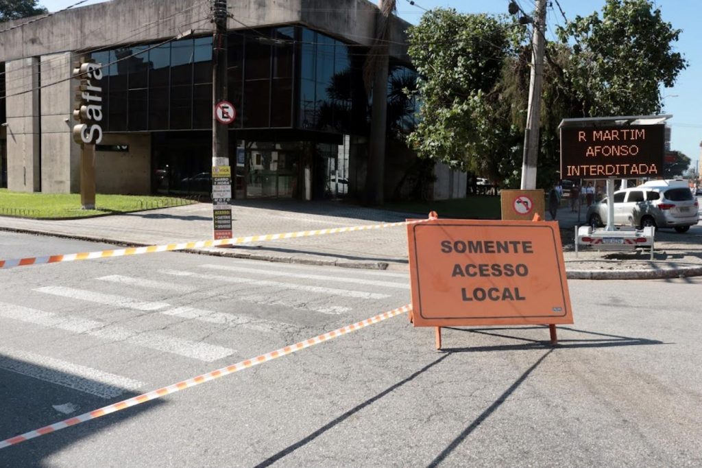 Ruas no Centro de Santos têm mudanças para sequência das obras do VLT