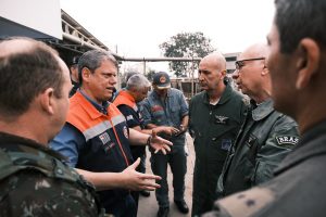 Governo de SP intensifica combate a incêndios