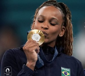 “Menina de Ouro”: Rebeca Andrade é ouro no solo em Paris 2024