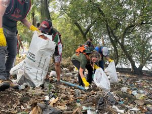 Mutirão retira 2 toneladas de lixo em Cubatão