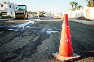 Cuidados ao passar por buracos com o carro