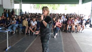 Piloto Lu Marini faz palestra e exibição do Documentário Rio Paraná para alunos de escola pública de Santos