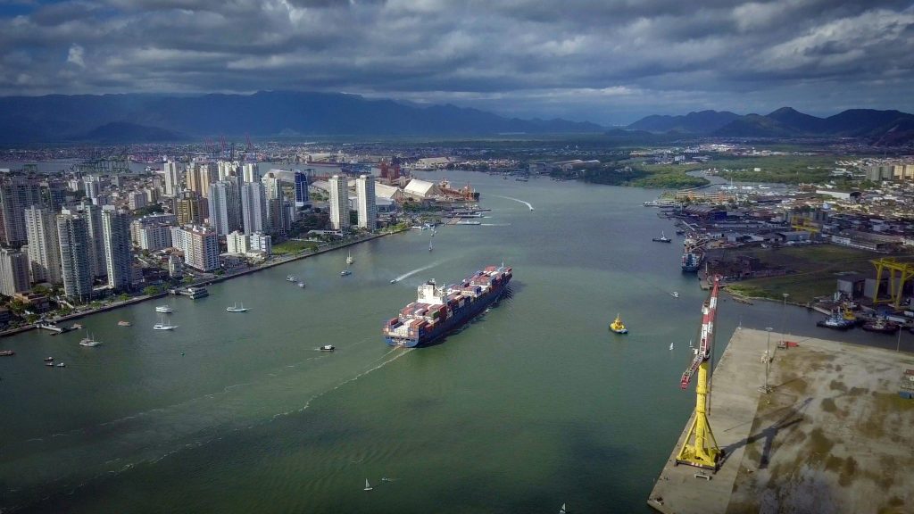 Mesmo com neblina, Porto de Santos bate recorde em agosto