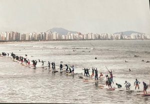 Surfistas com mais de 50 anos querem quebrar recorde