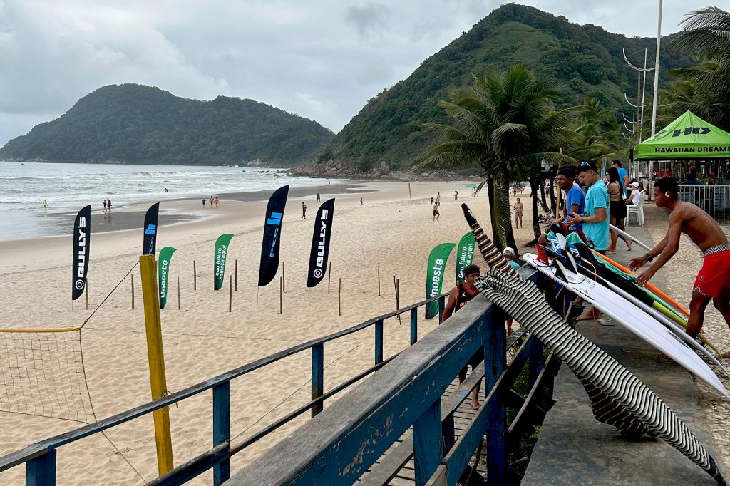 Circuito de Surf agita a praia do Tombo em Guarujá