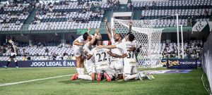 Com golaço, Santos vence e garante vaga na Serie A