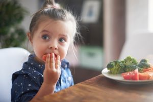 Criança pode ser vegana? Nutricionista destaca impactos à saúde