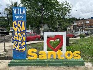 Vila dos Criadores ganha totem colorido com a criatividade das crianças