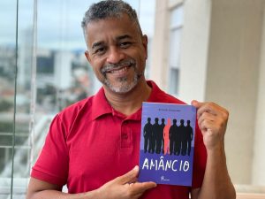 Escritor e dramaturgo pernambucano lança livro em Santos