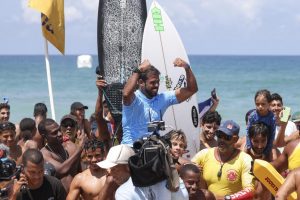 Surfista classificado para o mundial reúne estudantes em Santos