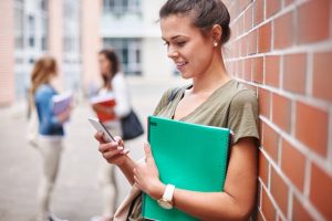 Projeto de lei que proíbe uso de celular nas escolas é aprovado