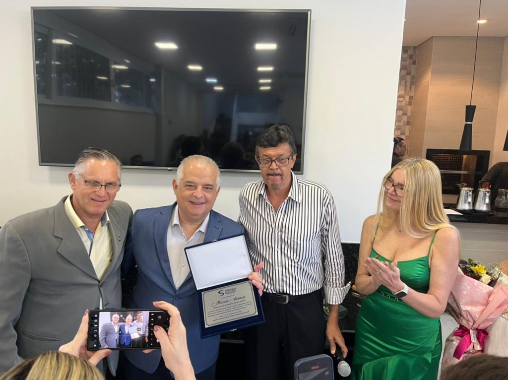 Ministro Marcio França recebe homenagem em Santos