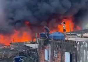 Vila dos pescadores em Cubatão é atingida por incêndio