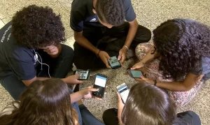 Tarcísio sanciona lei que proíbe celulares nas salas de aula