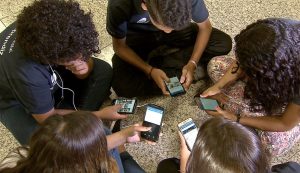 Senado aprova projeto para restrição de celulares nas escolas