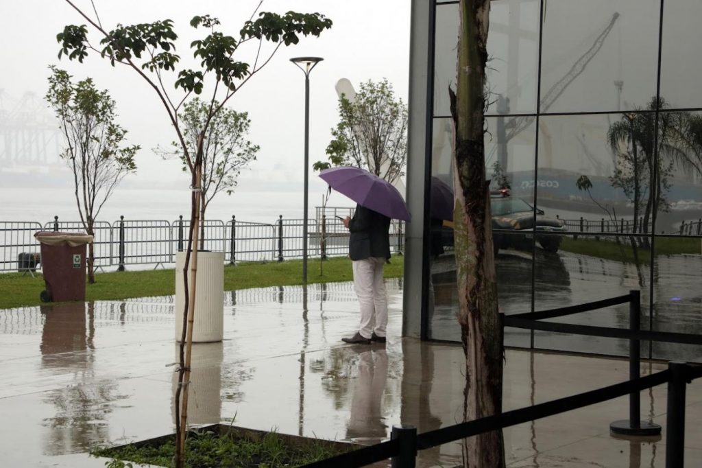 Santos tem previsão de chuva e maré alta para os próximos dias