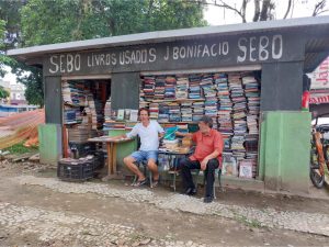 Proprietários de sebos enxergam negócio como símbolo da resistência cultural em Santos