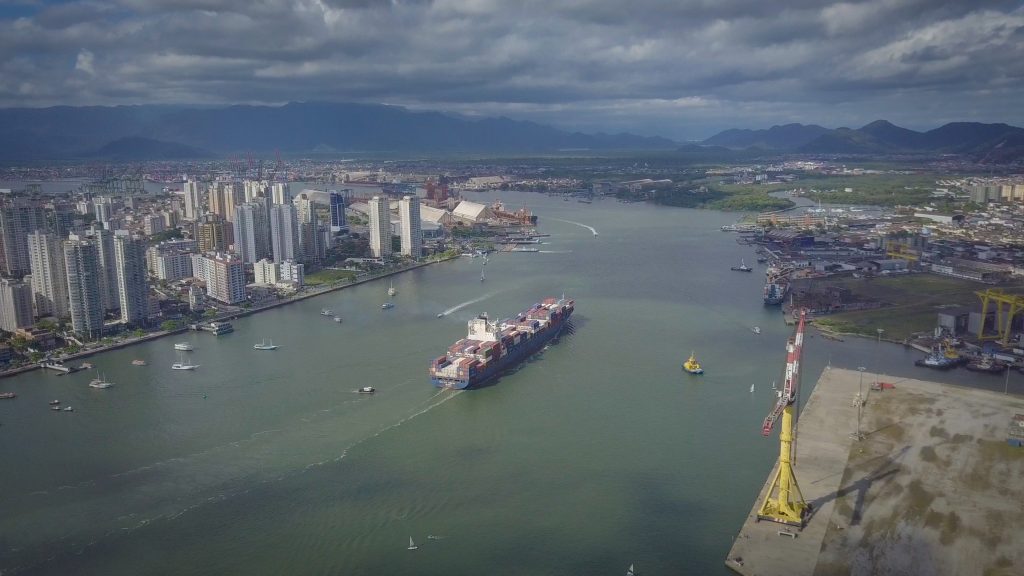 Após quase colisão, autoridade portuária alerta para barcos de recreio no Porto de Santos