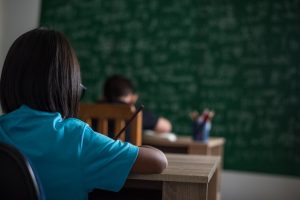 Câmara aprova restrição do uso de celulares em escolas do país